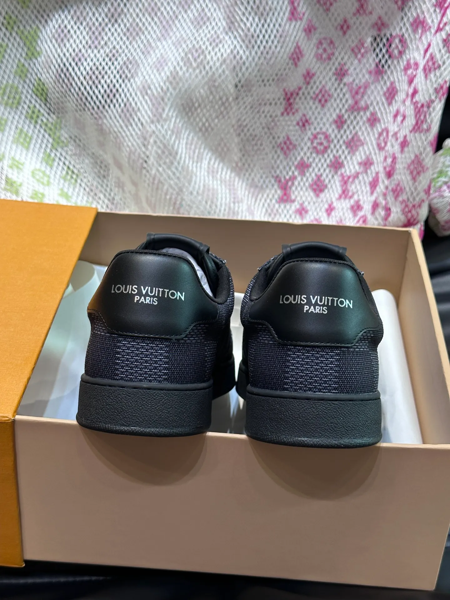 Men's Men's Shoes 💰p420 "*OUIS *UITTO*" Rivoli men's low-top casual sneakers, the classic checkerboard pattern will never go out of style. This Rivoli environmentally friendly sneaker is made of 90% sustainable materials. It is recycled polyester fiber with the iconic Damier jacquard, and the outsole is shaped with recycled polyurethane. An upcycled LV logo perches on the tongue, while Louis Vuitton logos appear on the sides and rear. Comfortable and durable, versatile style, can be worn in all seasons, simple and fashionable item! Size: 38-44 (45 customized)